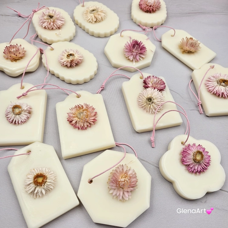 Zawieszka florencka po zapachu MALINA i PISTACJA z wosku sojowego tabliczka pachnąca z dodatkami suszonej kocanki na sznurku naturalna zawieszka do szafy do łazienki woskowa zawieszka wosk sojowy z suszonymi dodatkami magiczna malina z pistacją