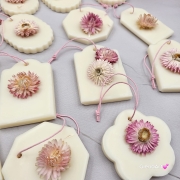 Zawieszka florencka po zapachu MALINA i PISTACJA z wosku sojowego tabliczka pachnąca z dodatkami suszonej kocanki na sznurku naturalna zawieszka do szafy do łazienki woskowa zawieszka wosk sojowy z suszonymi dodatkami magiczna malina z pistacją