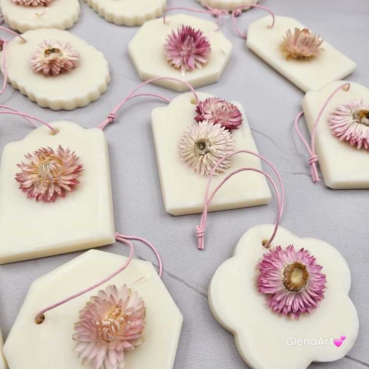 Zawieszka florencka po zapachu MALINA i PISTACJA z wosku sojowego tabliczka pachnąca z dodatkami suszonej kocanki na sznurku naturalna zawieszka do szafy do łazienki woskowa zawieszka wosk sojowy z suszonymi dodatkami magiczna malina z pistacją