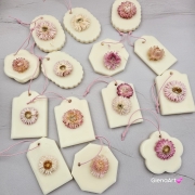 Zawieszka florencka po zapachu MALINA i PISTACJA z wosku sojowego tabliczka pachnąca z dodatkami suszonej kocanki na sznurku naturalna zawieszka do szafy do łazienki woskowa zawieszka wosk sojowy z suszonymi dodatkami magiczna malina z pistacją