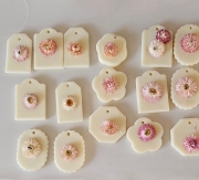 Zawieszka florencka po zapachu MALINA i PISTACJA z wosku sojowego tabliczka pachnąca z dodatkami suszonej kocanki na sznurku naturalna zawieszka do szafy do łazienki woskowa zawieszka wosk sojowy z suszonymi dodatkami magiczna malina z pistacją