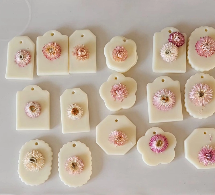 Zawieszka florencka po zapachu MALINA i PISTACJA z wosku sojowego tabliczka pachnąca z dodatkami suszonej kocanki na sznurku naturalna zawieszka do szafy do łazienki woskowa zawieszka wosk sojowy z suszonymi dodatkami magiczna malina z pistacją