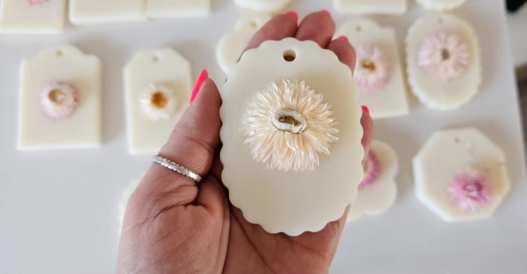 Zawieszka florencka po zapachu MALINA i PISTACJA z wosku sojowego tabliczka pachnąca z dodatkami suszonej kocanki na sznurku naturalna zawieszka do szafy do łazienki woskowa zawieszka wosk sojowy z suszonymi dodatkami magiczna malina z pistacją