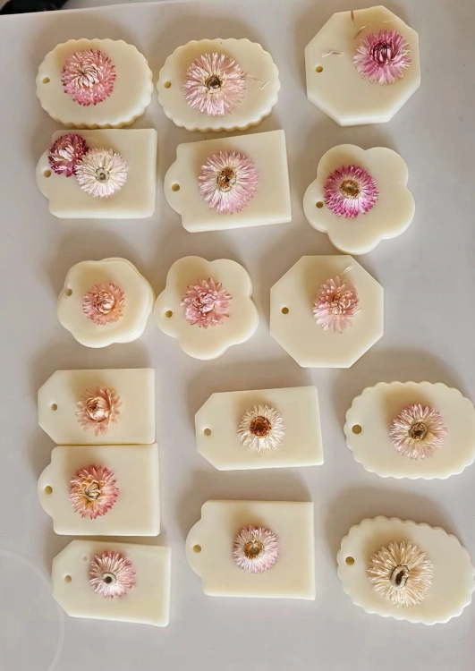 Zawieszka florencka po zapachu MALINA i PISTACJA z wosku sojowego tabliczka pachnąca z dodatkami suszonej kocanki na sznurku naturalna zawieszka do szafy do łazienki woskowa zawieszka wosk sojowy z suszonymi dodatkami magiczna malina z pistacją