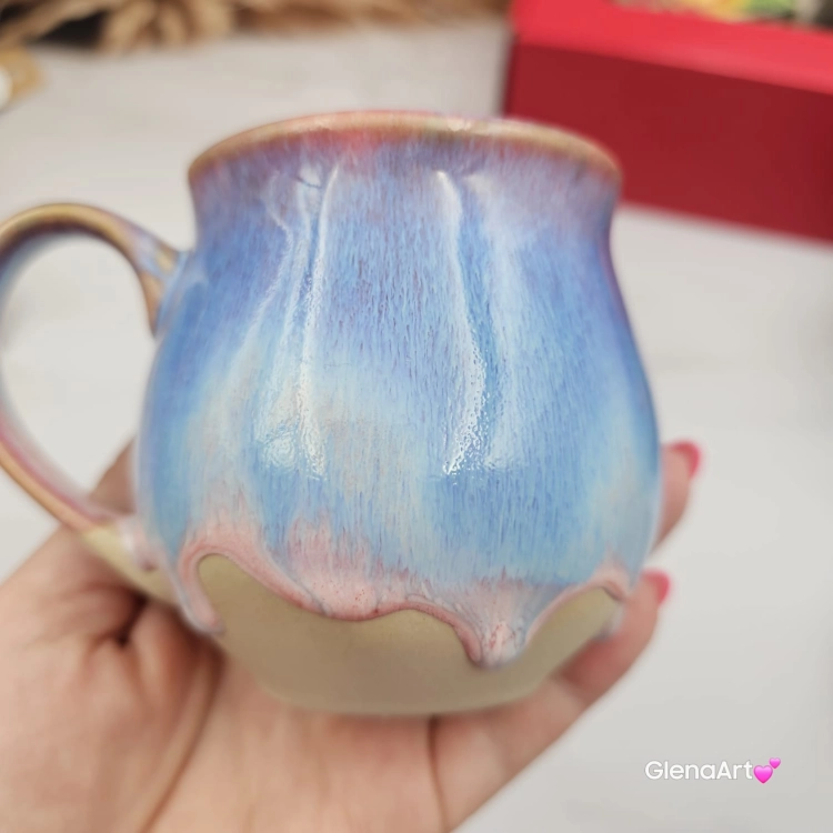 Kubek czeski błękitny z różowymi i czerwonymi refleksami beczułka ceramiczny Glena Art kubek z uszkiem do kawy herbaty ulubiony kubek ceramiczny ceramika 220 ml spływające szkliwo odcienie kolorowe