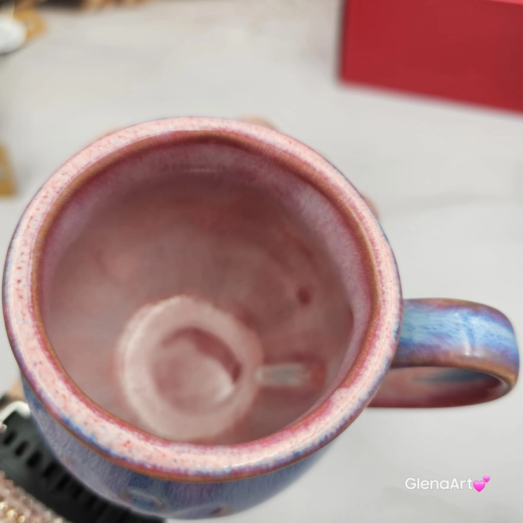 Kubek czeski błękitny z różowymi i czerwonymi refleksami beczułka ceramiczny Glena Art kubek z uszkiem do kawy herbaty ulubiony kubek ceramiczny ceramika 220 ml spływające szkliwo odcienie kolorowe