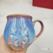 Kubek czeski błękitny z różowymi i czerwonymi refleksami beczułka ceramiczny Glena Art kubek z uszkiem do kawy herbaty ulubiony kubek ceramiczny ceramika 220 ml spływające szkliwo odcienie kolorowe