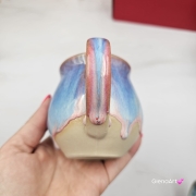 Kubek czeski błękitny z różowymi i czerwonymi refleksami beczułka ceramiczny Glena Art kubek z uszkiem do kawy herbaty ulubiony kubek ceramiczny ceramika 220 ml spływające szkliwo odcienie kolorowe