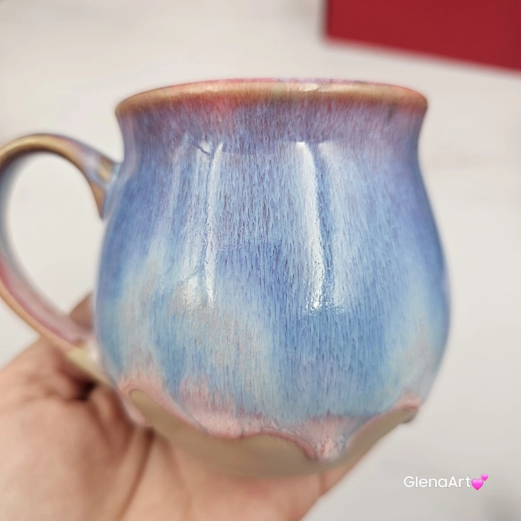 Kubek czeski błękitny z różowymi i czerwonymi refleksami beczułka ceramiczny Glena Art kubek z uszkiem do kawy herbaty ulubiony kubek ceramiczny ceramika 220 ml spływające szkliwo odcienie kolorowe