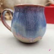 Kubek czeski błękitny z różowymi i czerwonymi refleksami beczułka ceramiczny Glena Art kubek z uszkiem do kawy herbaty ulubiony kubek ceramiczny ceramika 220 ml spływające szkliwo odcienie kolorowe