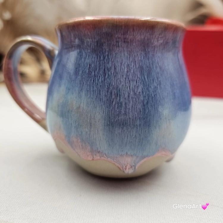 Kubek czeski błękitny z różowymi i czerwonymi refleksami beczułka ceramiczny Glena Art kubek z uszkiem do kawy herbaty ulubiony kubek ceramiczny ceramika 220 ml spływające szkliwo odcienie kolorowe