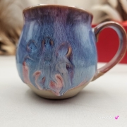 Kubek czeski błękitny z różowymi i czerwonymi refleksami beczułka ceramiczny Glena Art kubek z uszkiem do kawy herbaty ulubiony kubek ceramiczny ceramika 220 ml spływające szkliwo odcienie kolorowe