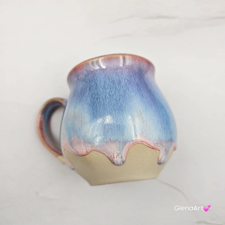 Kubek czeski błękitny z różowymi i czerwonymi refleksami beczułka ceramiczny Glena Art kubek z uszkiem do kawy herbaty ulubiony kubek ceramiczny ceramika 220 ml spływające szkliwo odcienie kolorowe