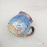 Kubek czeski błękitny z różowymi i czerwonymi refleksami beczułka ceramiczny Glena Art kubek z uszkiem do kawy herbaty ulubiony kubek ceramiczny ceramika 220 ml spływające szkliwo odcienie kolorowe