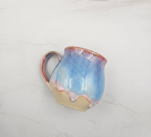 Kubek czeski błękitny z różowymi i czerwonymi refleksami beczułka ceramiczny Glena Art kubek z uszkiem do kawy herbaty ulubiony kubek ceramiczny ceramika 220 ml spływające szkliwo odcienie kolorowe