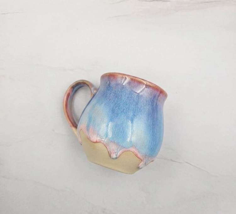 Kubek czeski błękitny z różowymi i czerwonymi refleksami beczułka ceramiczny Glena Art kubek z uszkiem do kawy herbaty ulubiony kubek ceramiczny ceramika 220 ml spływające szkliwo odcienie kolorowe