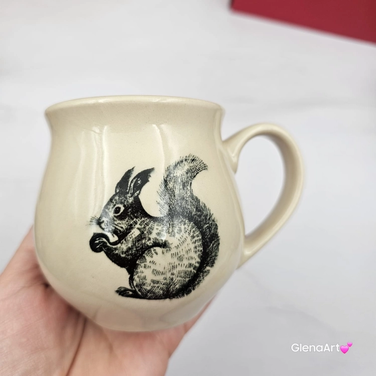 Kubek czeski z wiewiórką beczułka ceramiczny Glena Art kubek z uszkiem do kawy herbaty ulubiony kubek ceramiczny ceramika 220 ml z wiewiórką z jednej strony