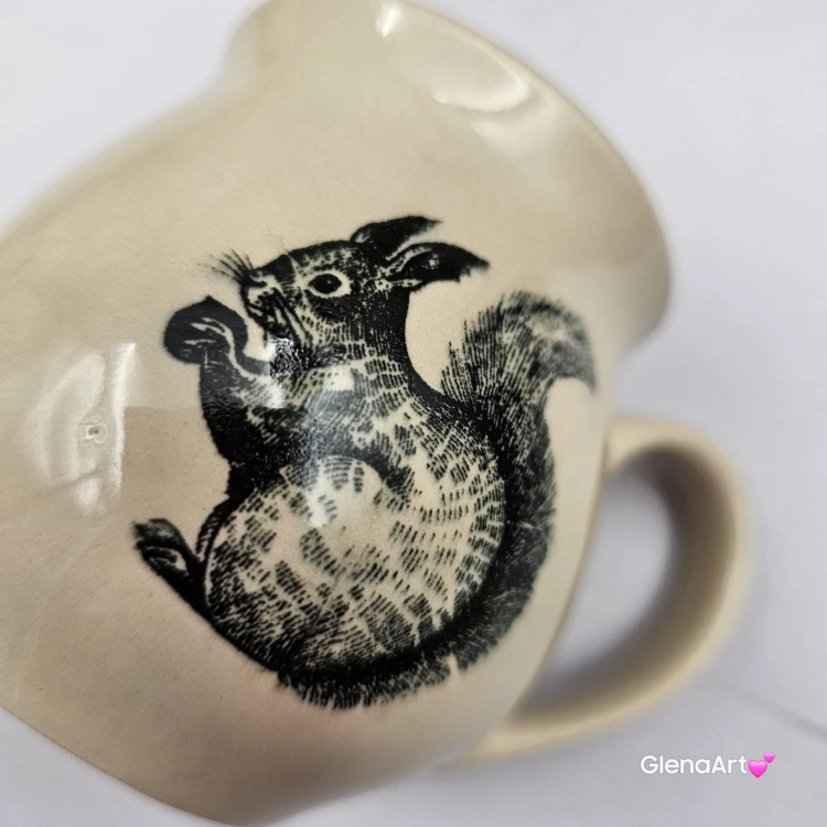 Kubek czeski z wiewiórką beczułka ceramiczny Glena Art kubek z uszkiem do kawy herbaty ulubiony kubek ceramiczny ceramika 220 ml z wiewiórką z jednej strony
