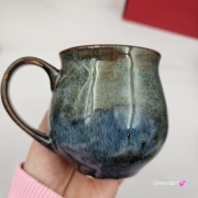 Kubek czeski beczułka w kolorach przenikającej się głębi oceanu ceramiczny Glena Art beczułka kubek z uszkiem do kawy herbaty ulubiony kubek ceramiczny ceramika 220 ml niebieskie odcienie magic
