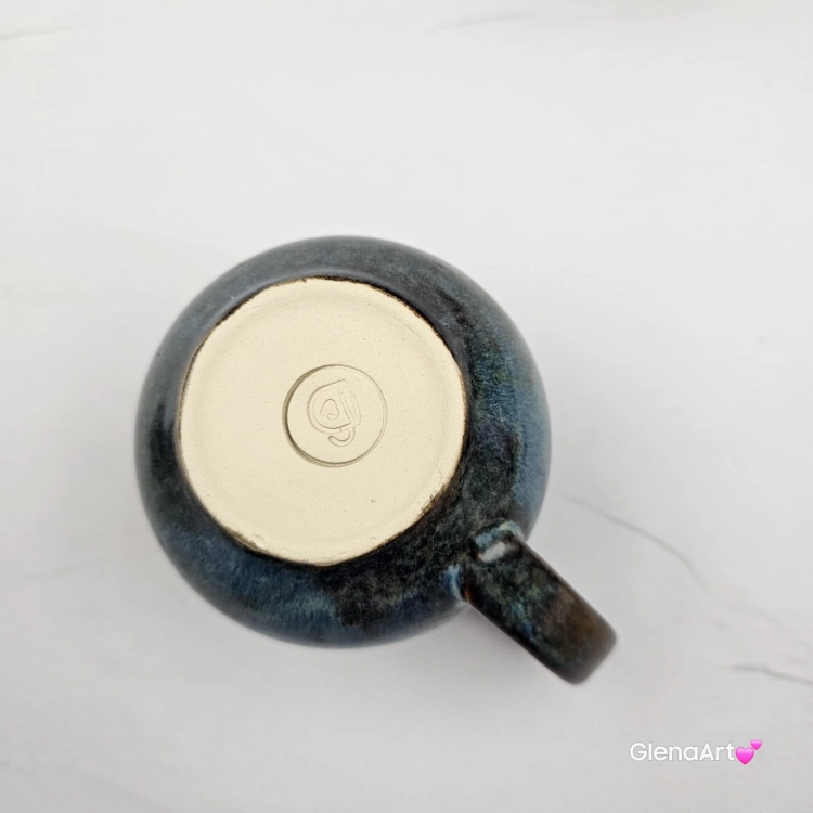 Kubek czeski beczułka w kolorach przenikającej się głębi oceanu ceramiczny Glena Art beczułka kubek z uszkiem do kawy herbaty ulubiony kubek ceramiczny ceramika 220 ml niebieskie odcienie magic