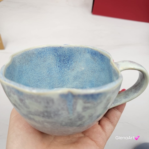 Filiżanka ceramiczna błękitna kwiatek Glena Art z uszkiem do kawy herbaty ulubiony kubek ceramiczny ceramika 250 ml w kształcie kwiatka niebieskie niebo