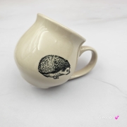 Kubek czeski z jeżem beczułka ceramiczny Glena Art kubek z uszkiem do kawy herbaty ulubiony kubek ceramiczny ceramika 220 ml z jeżykiem z jednej strony