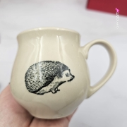 Kubek czeski z jeżem beczułka ceramiczny Glena Art kubek z uszkiem do kawy herbaty ulubiony kubek ceramiczny ceramika 220 ml z jeżykiem z jednej strony