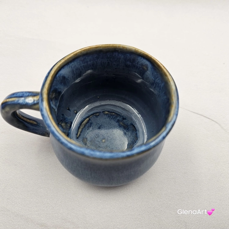 Kubek mały beczułka w kolorach przenikającego niebieskiego oceanu ceramiczny Glena Art beczułka kubeczek z uszkiem do kawy herbaty ulubiony kubek ceramiczny ceramika niebieskie odcienie 120 ml