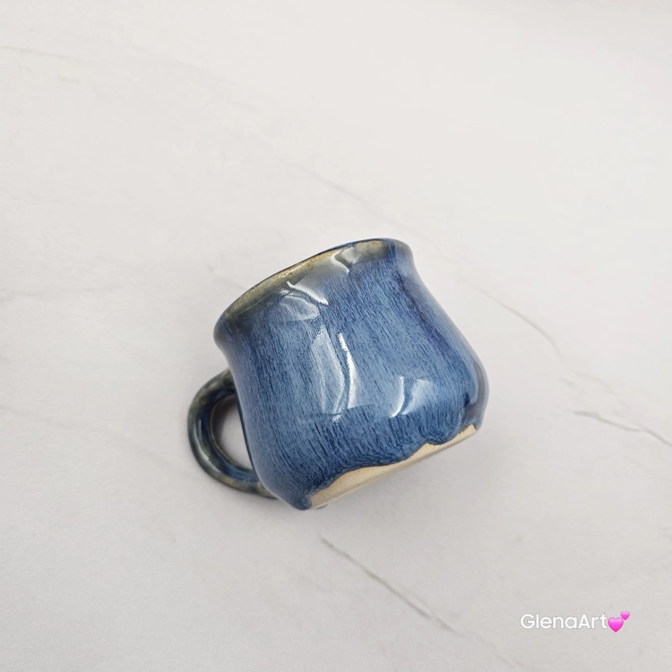 Kubek mały beczułka w kolorach przenikającego niebieskiego oceanu ceramiczny Glena Art beczułka kubeczek z uszkiem do kawy herbaty ulubiony kubek ceramiczny ceramika niebieskie odcienie 120 ml
