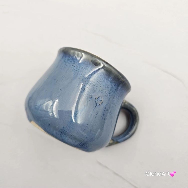 Kubek mały beczułka w kolorach przenikającego niebieskiego oceanu ceramiczny Glena Art beczułka kubeczek z uszkiem do kawy herbaty ulubiony kubek ceramiczny ceramika niebieskie odcienie 120 ml