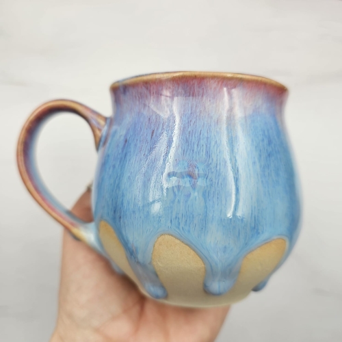 Kubek czeski błękitny z różowymi refleksami beczułka ceramiczny Glena Art kubek z uszkiem do kawy herbaty ulubiony kubek ceramiczny ceramika 220 ml spływające szkliwo odcienie kolorowe