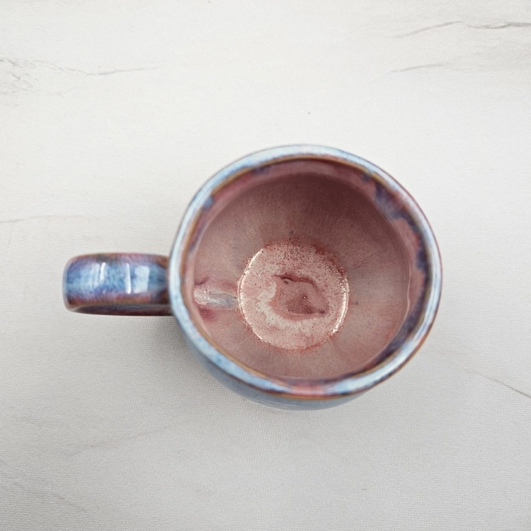 Kubek czeski błękitny z różowymi refleksami beczułka ceramiczny Glena Art kubek z uszkiem do kawy herbaty ulubiony kubek ceramiczny ceramika 220 ml spływające szkliwo odcienie kolorowe