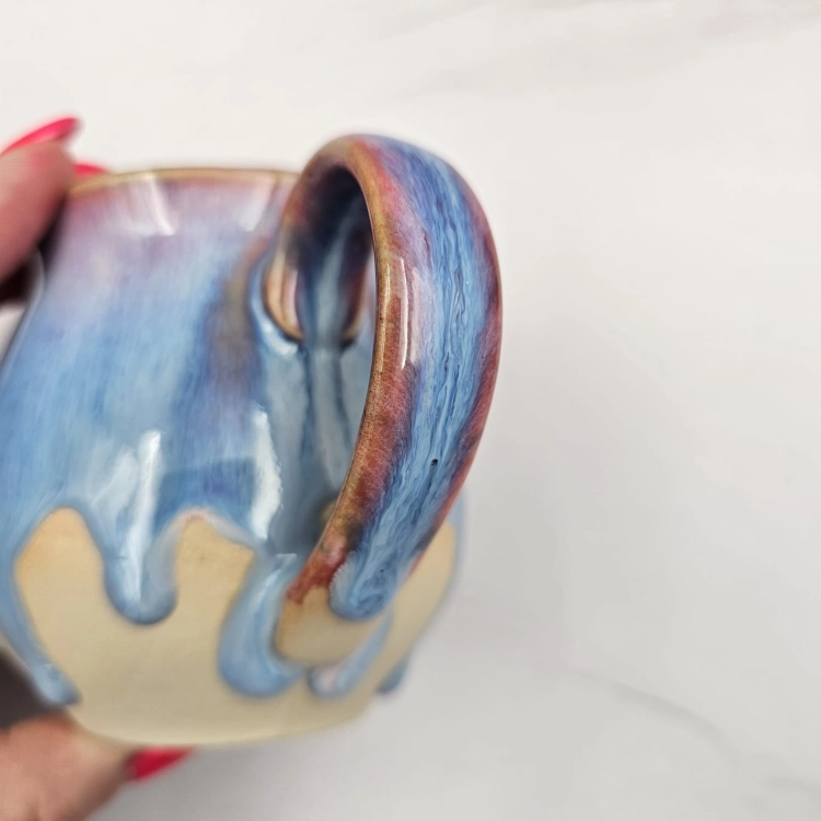 Kubek czeski błękitny z różowymi refleksami beczułka ceramiczny Glena Art kubek z uszkiem do kawy herbaty ulubiony kubek ceramiczny ceramika 220 ml spływające szkliwo odcienie kolorowe