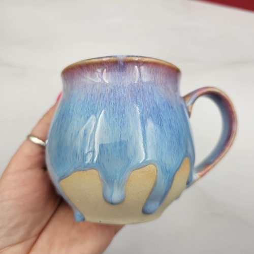 Kubek czeski błękitny z różowymi refleksami beczułka ceramiczny Glena Art kubek z uszkiem do kawy herbaty ulubiony kubek ceramiczny ceramika 220 ml spływające szkliwo odcienie kolorowe