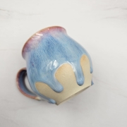Kubek czeski błękitny z różowymi refleksami beczułka ceramiczny Glena Art kubek z uszkiem do kawy herbaty ulubiony kubek ceramiczny ceramika 220 ml spływające szkliwo odcienie kolorowe
