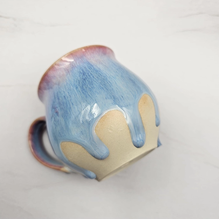Kubek czeski błękitny z różowymi refleksami beczułka ceramiczny Glena Art kubek z uszkiem do kawy herbaty ulubiony kubek ceramiczny ceramika 220 ml spływające szkliwo odcienie kolorowe