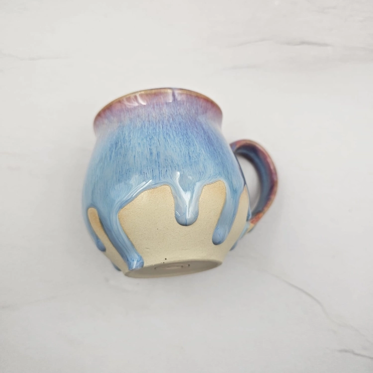 Kubek czeski błękitny z różowymi refleksami beczułka ceramiczny Glena Art kubek z uszkiem do kawy herbaty ulubiony kubek ceramiczny ceramika 220 ml spływające szkliwo odcienie kolorowe