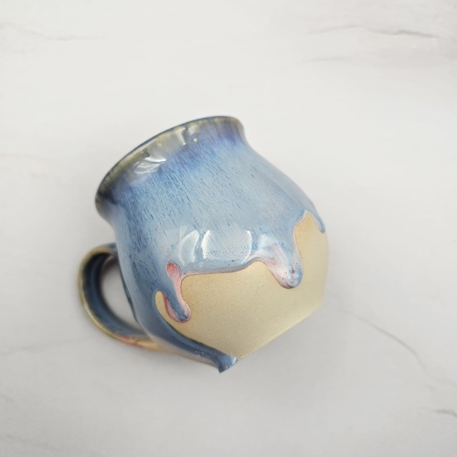 Kubek czeski błękitny z różowymi refleksami beczułka ceramiczny Glena Art kubek z uszkiem do kawy herbaty ulubiony kubek ceramiczny ceramika 220 ml spływające szkliwo odcienie kolorowe unikat