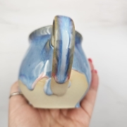 Kubek czeski błękitny z różowymi refleksami beczułka ceramiczny Glena Art kubek z uszkiem do kawy herbaty ulubiony kubek ceramiczny ceramika 220 ml spływające szkliwo odcienie kolorowe unikat