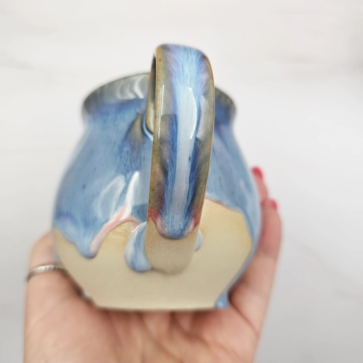 Kubek czeski błękitny z różowymi refleksami beczułka ceramiczny Glena Art kubek z uszkiem do kawy herbaty ulubiony kubek ceramiczny ceramika 220 ml spływające szkliwo odcienie kolorowe unikat