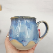 Kubek czeski błękitny z różowymi refleksami beczułka ceramiczny Glena Art kubek z uszkiem do kawy herbaty ulubiony kubek ceramiczny ceramika 220 ml spływające szkliwo odcienie kolorowe unikat