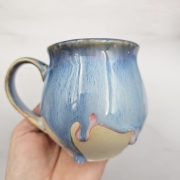 Kubek czeski błękitny z różowymi refleksami beczułka ceramiczny Glena Art kubek z uszkiem do kawy herbaty ulubiony kubek ceramiczny ceramika 220 ml spływające szkliwo odcienie kolorowe unikat