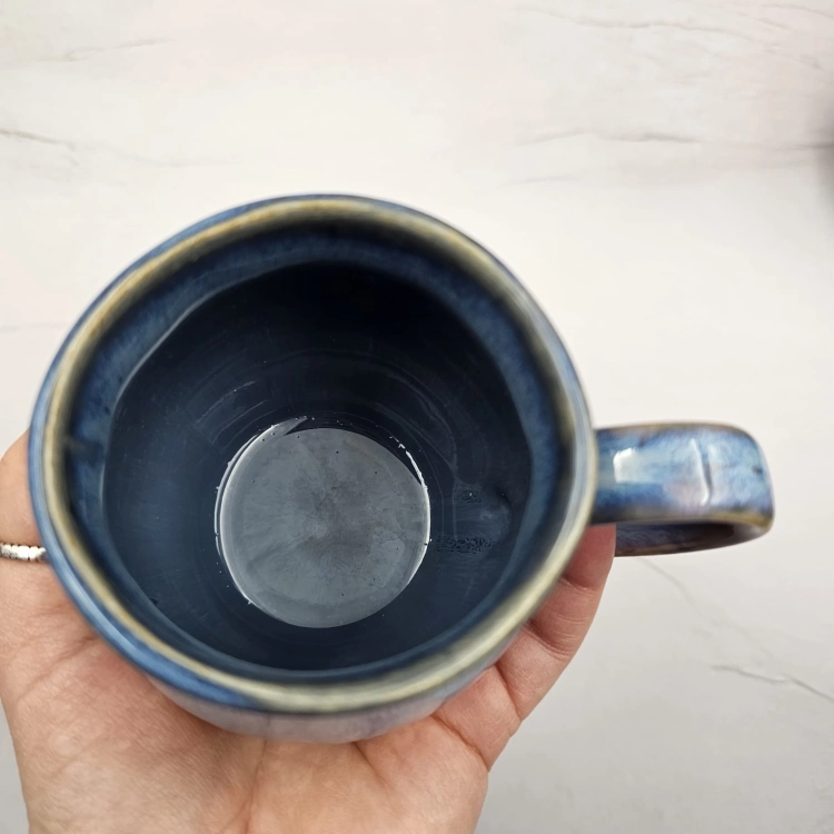 Kubek czeski błękitny z różowymi refleksami beczułka ceramiczny Glena Art kubek z uszkiem do kawy herbaty ulubiony kubek ceramiczny ceramika 220 ml spływające szkliwo odcienie kolorowe unikat