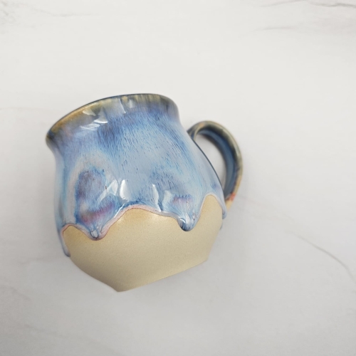 Kubek czeski błękitny z różowymi refleksami beczułka ceramiczny Glena Art kubek z uszkiem do kawy herbaty ulubiony kubek ceramiczny ceramika 220 ml spływające szkliwo odcienie kolorowe unikat