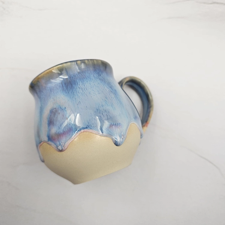Kubek czeski błękitny z różowymi refleksami beczułka ceramiczny Glena Art kubek z uszkiem do kawy herbaty ulubiony kubek ceramiczny ceramika 220 ml spływające szkliwo odcienie kolorowe unikat