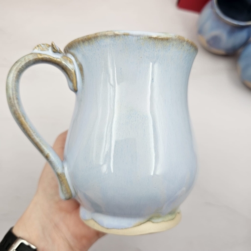Kubek beczułka MAX duży ceramiczny Glena Art jasno niebieski z uszkiem i z pszczółką na uchu do kawy herbaty ulubiony kubek duży ceramiczny ceramika 400 ml błękitny