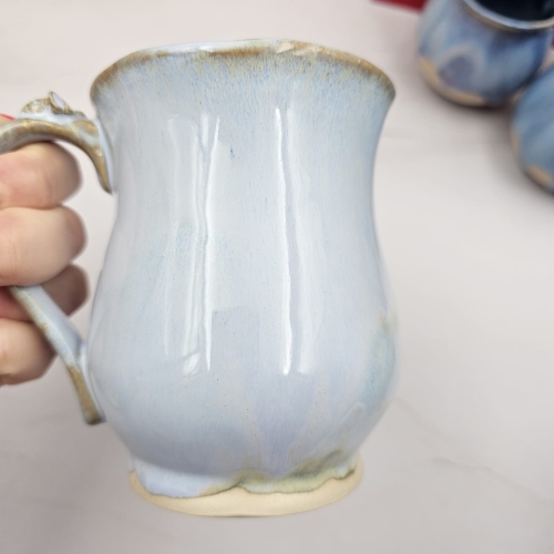 Kubek beczułka MAX duży ceramiczny Glena Art jasno niebieski z uszkiem i z pszczółką na uchu do kawy herbaty ulubiony kubek duży ceramiczny ceramika 400 ml błękitny