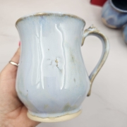 Kubek beczułka MAX duży ceramiczny Glena Art jasno niebieski z uszkiem i z pszczółką na uchu do kawy herbaty ulubiony kubek duży ceramiczny ceramika 400 ml błękitny