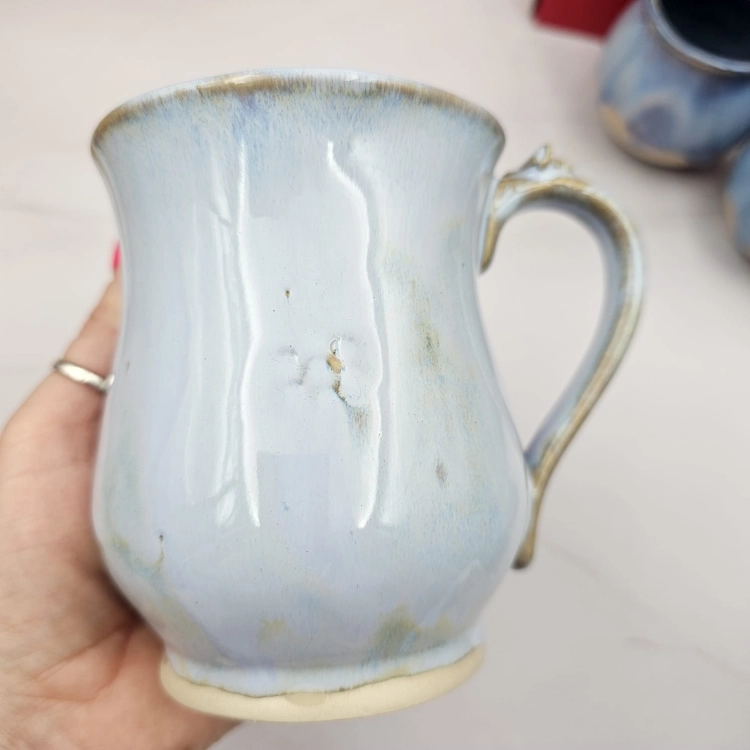 Kubek beczułka MAX duży ceramiczny Glena Art jasno niebieski z uszkiem i z pszczółką na uchu do kawy herbaty ulubiony kubek duży ceramiczny ceramika 400 ml błękitny