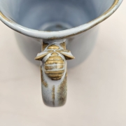 Kubek beczułka MAX duży ceramiczny Glena Art jasno niebieski z uszkiem i z pszczółką na uchu do kawy herbaty ulubiony kubek duży ceramiczny ceramika 400 ml błękitny
